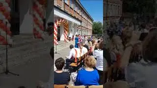 Вручение аттестата умной молодёжи на выпускном в школе
