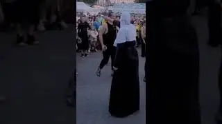 Монахиня атаковала музыкантов