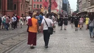 Nyima Dakpa﻿ Mnich  buddyjski na rynku Wrocławskim/ Buddhist Monk in Wroclaw, Poland