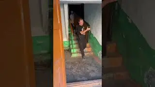 БЕЗУМНЫЙ ПАША. ОЛЕГ МОНГОЛ. НА ЛЕГКЕ ВЫНОСИМ СТАРУЮ ВХОДНУЮ ДВЕРЬ НА УЛИЦУ. ЭКОНОМИМ НА ГРУЗЧИКАХ.