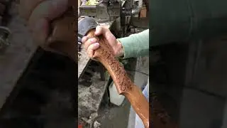 Записываю видео обзор с производства на Авторский топор Медведь 🐻🔥