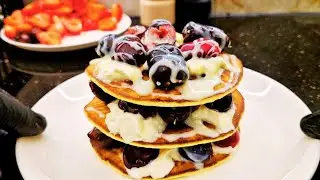 Pancake with dates and cherries under condensed milk 연유 아래에 날짜와 체리가 들어간 팬케이크 #shorts