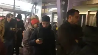 Очередь в банкомат Тинькофф в Москве за долларами 11 марта 2022