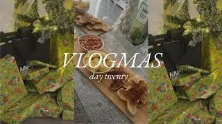 Midwife & Wrapping Presents! | Vlogmas day 20