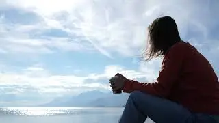 Человек пьет кофе на берегу моря. Футаж для видеомонтажа 