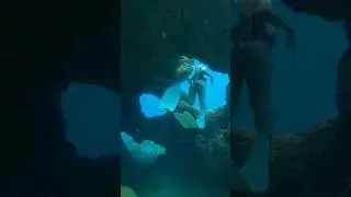 She swims through the skull cave 😱 do you see it? 💀 