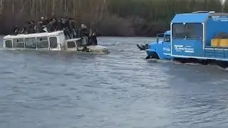 Fastnat i älven vid KAMAZ.  Vada över floden.