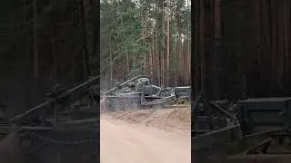 Трактор похожий на огромного кузнечика! Это вообще что такое проехало?