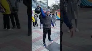 гирю 24кг. на мизинце. #качок #геленджик
