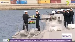 В память о погибших моряках спустили на воду венок и цветы