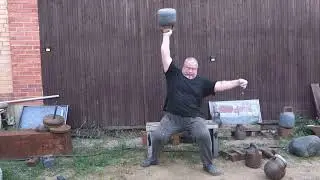 60 В 60!ЖИМ ГИРИ 60,7 КГ НАПОПА СИДЯ 60,7 KG KETTLEBELL BOTTOM UP PRESS