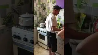 БЕЗУМНЫЙ ПАША ЖАРИТ СВИНИНУ С ЛУКОМ ДЛЯ ИРИШКИ ЧИКИ ПИКИ В БАЗИЛИКОВОМ СОУСЕ.
