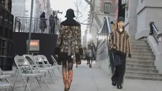 Marc Jacobs cierra la Semana de la Moda de Nueva York con un desfile en la calle