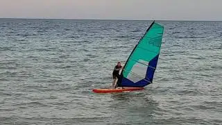 Забавное и доброе видео про новичков в сёрфинге. Главное - не сдаваться!