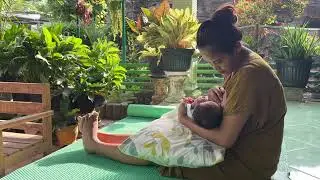 Mama muda cantik menyusui bayi usia 17 hari