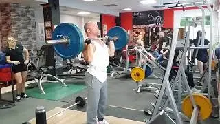 Жим штанги 100 кг с груди стоя на 5 раз.