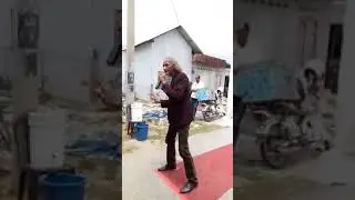 SUARA MERDU SERTA GAYA DAN AKSI SEORANG KAKEK
