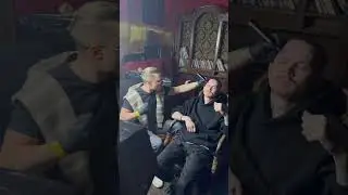 Янчик в клубе делает тату на лбу .