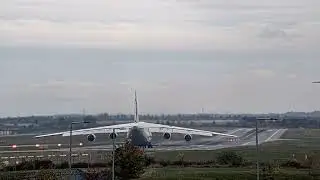 Nákladní legenda Antonov AN 124-100M startuje z Prahy