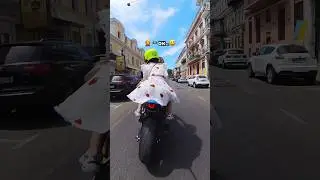 Когда попросил не отпускать РУКИ..😅 Тем временем прохожие😂 