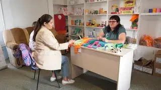 Копейчанка вяжет мочалки для бойцов СВО