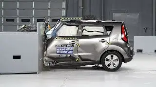 2015 Kia Soul driver-side small overlap IIHS crash test