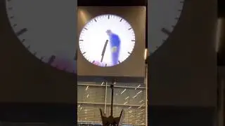 Он живёт внутри часов 