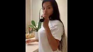 Сисястая девушка берёт в рот щётку. A titty girl takes a brush in her mouth.