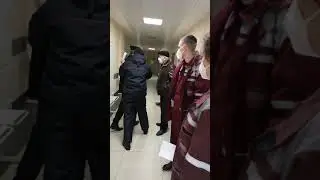 Неадекватный ябатька нападает на врачей СМП. (Осторожно! Нецензурная брань!).