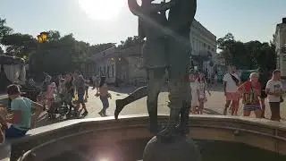 Шлягер Игоря Саруханова «Желаю тебе» в исполнении уличных музыкантов в центре Феодосии.