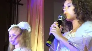 Яна и Арина поют 