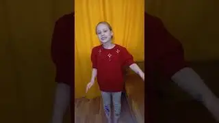 У ворот сосна зеленая.