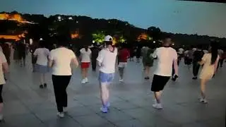Дети поют, взрослые танцуют.
