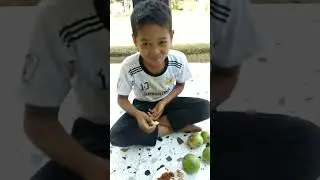 Bocil ini nekat makan sambel Rujak pedas