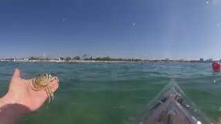 сброс спасательного жилета с дрона спасателя