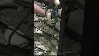 Плесень на стене. Обои отвалились. Причина - самодельная душевая кабина.