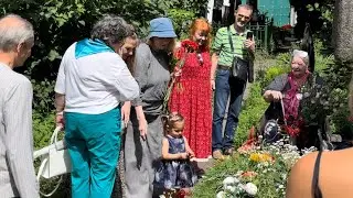 Родственники и друзья собрались в день памяти на могиле Василия Шукшина _ 95 лет / 25 июля 2024 г.