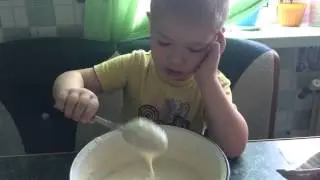 Готовим блинчики для бабушки. Готовим вместе.  Cooking pancakes for grandma . Cook together.