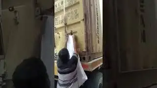 How to remove container seal without breaking.