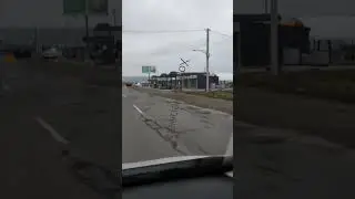 На під'їзді до Чернівців у Магалі водій злетів з дороги та перекинув авто