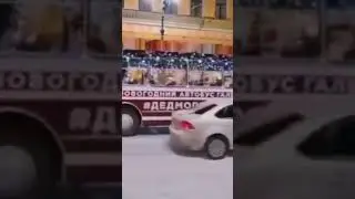 🎅 На дорогах Петербурга заметили ДедМоробус, в котором катается десяток Дедов Морозов.