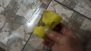 Кладем и сразу готовим плитку к затирке.
