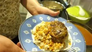 Ячневая каша с котлетами и соусом