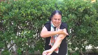 Application of mosquito repellent (Kriol)