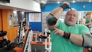 тренер Дмитрий качаем трицепс