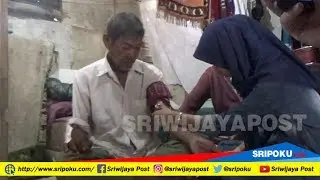 Di Usia 90 Tahun Mang Ani Rela Jualan Buah Keliling Demi Berobat Istrinya