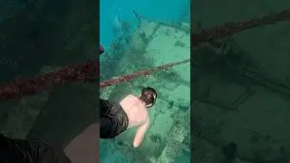 Teenager FREEDIVES a shipwreck in Honduras