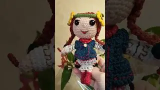 Знову дівчинка у традиційному Полтавському одязі. Плахта, фартух, керсетка, віночок, намисто з'ємне.