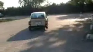 Citroen GS running with three wheels.