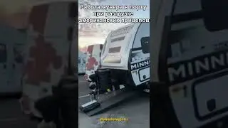 Работа мувера в порту при разгрузке американских прицепов